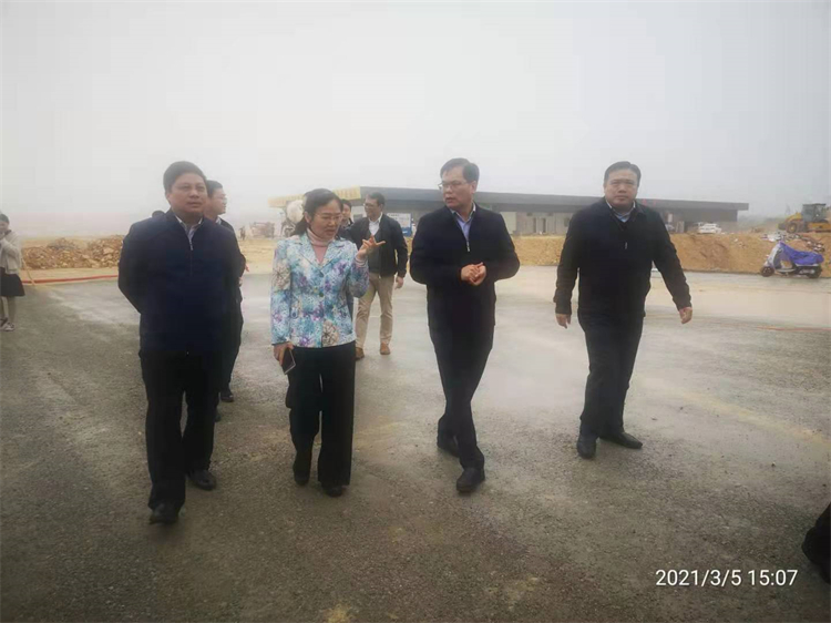 2021年3月5日-自治区政协副主席、工商联主席磨长英在那丽园区调研.jpg