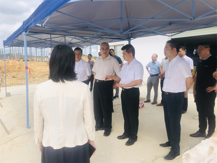 2021.8.18自治区国土厅厅长陈建军领导在那丽园区调研3.jpg