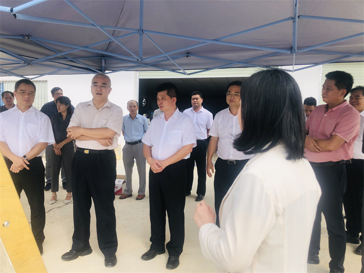 2021.8.18自治区国土厅厅长陈建军在那丽园区调研2.jpg
